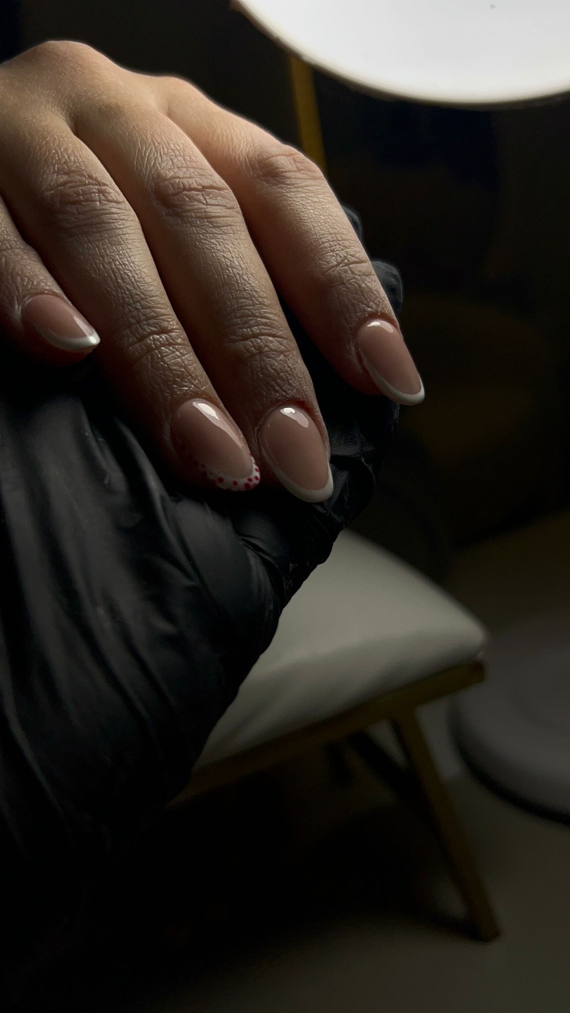 Imagem de uma mão com manicure aplicada